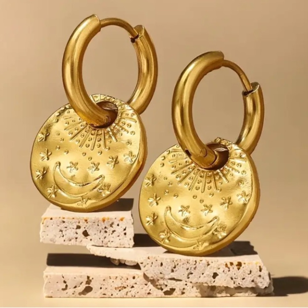 🎖️Vintage High-end Quality Circle Pendant Moon & Stars Print Hoop Earrings